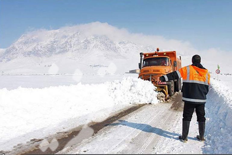 تلاش راهداران در باز نگه داشتن راه ها، ستودنی است