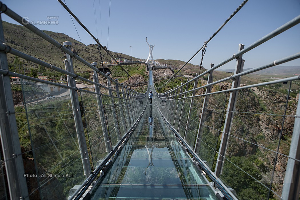 نخستین پل شیشه ای قوسی جهان، در ایران